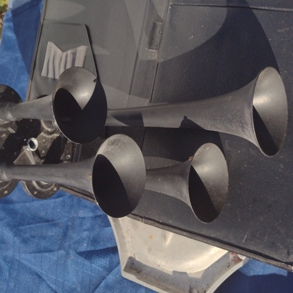 Automotive Quad Air Horns on threaded Base - Picture 2 of 2
